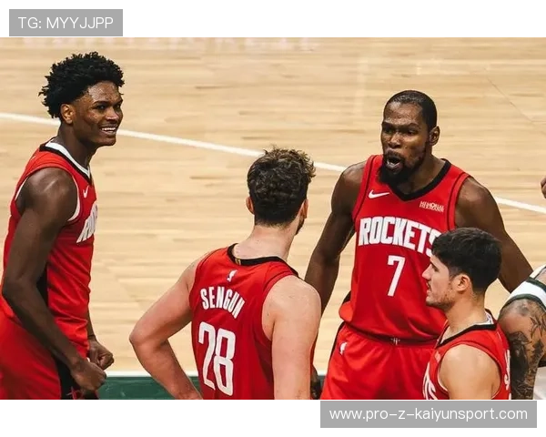 火箭全员状态在线，球队士气空前高涨，火箭全员合照